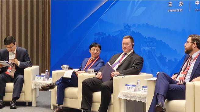 第11屆北京香山論壇今天（13日）下午舉行第五平行分組會議「中美正確相處之道」。美方學者施燦德（右二）與中方學者吳心伯（左二）都認為雙方應多溝通、多交流。（藍孝威攝）