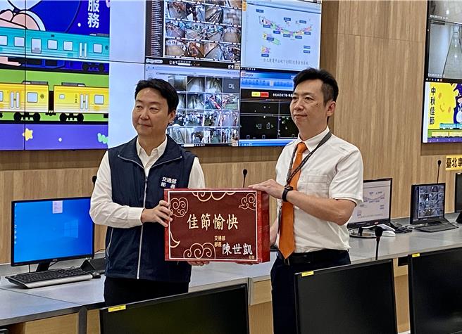 交通部長陳世凱13日視察雙鐵中秋疏運情形。（蔡明亘攝）