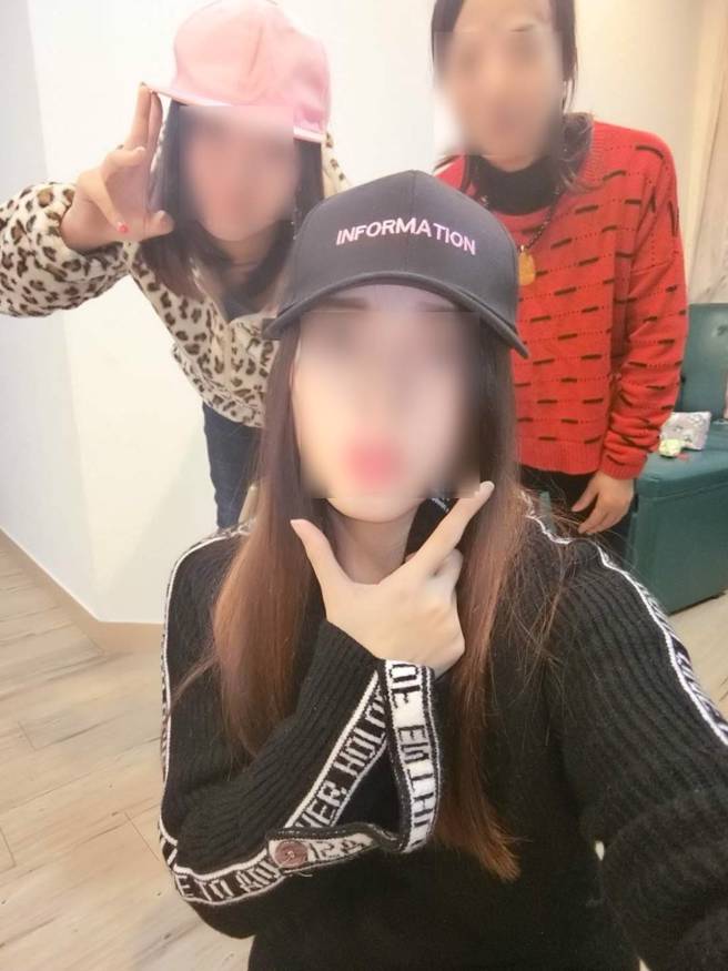 陈小姐(图右)与妈妈、妹妹感情不错。（家属提供）