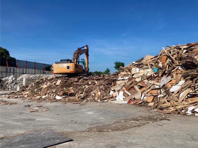 台中市沙鹿区某间公司无照，却涉嫌非法经营废木材及营建混合物等废弃物的贮存、处理业务，检方认定周姓负责人、林姓业务违反《废弃物清理法》罪嫌重大，将周声押获准，林谕令10万元交保，全案持续侦办中。（民眾提供／潘虹恩台中传真）