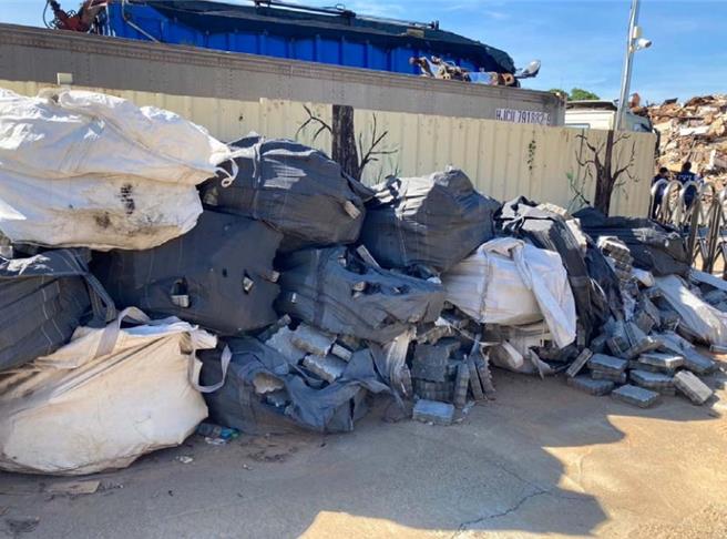 台中市沙鹿区某间公司无照，却涉嫌非法经营废木材及营建混合物等废弃物的贮存、处理业务，检方认定周姓负责人、林姓业务违反《废弃物清理法》罪嫌重大，将周声押获准，林谕令10万元交保，全案持续侦办中。（民眾提供／潘虹恩台中传真）