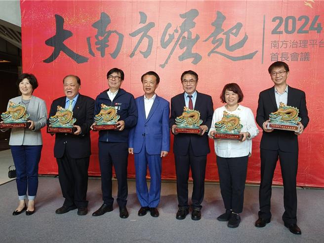 2024南方治理平台首長會議13日在嘉義縣舉行，縣長翁章梁贈送每人1座交趾陶伴手禮。（廖素慧攝）