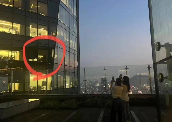 大陆有男女在会议室内上演激情戏码，由于大楼玻璃帷幕零遮蔽，也让大楼外的其他同事边拍边惊呼。（图／翻摄自微博）