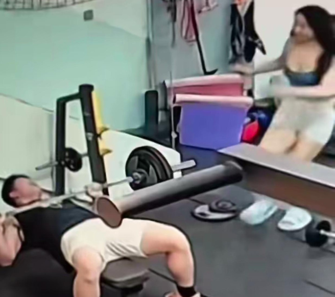 一名男子在進行80公斤臥推訓練時，因體力不支被槓鈴壓住長達近20分鐘，最終無奈呼救。（翻攝微博）