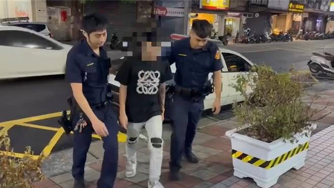 警方逮捕帶頭的黃姓男子。（三重警分局提供）