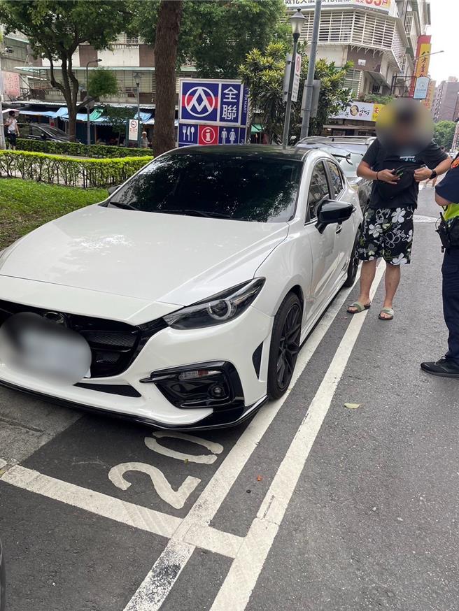 警方当场查获马3悬挂偽造车牌。（翻摄照片／林郁平台北传真）