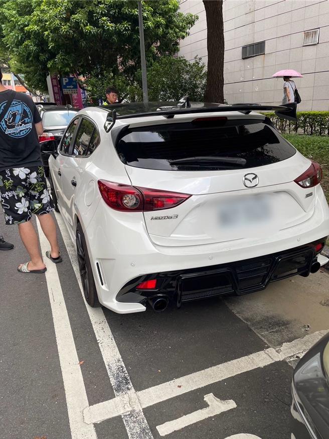 警方当场查获马3悬挂偽造车牌。（翻摄照片／林郁平台北传真）