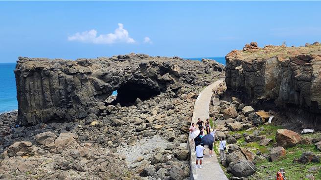 探索澎湖獨特地形地貌和秋季人文景觀，澎管處13日推「秋之奇岩季」踩線團，圖為小門鯨魚洞。（許逸民攝）
