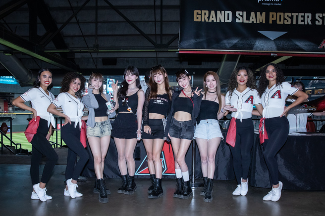 5名小龍女成員和aileyBacksGirl的啦啦隊們一字排開。（圖／莉奈文創提供）