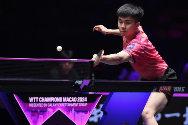 林昀儒在男单8强不敌大陆新秀林诗栋。（新华社）