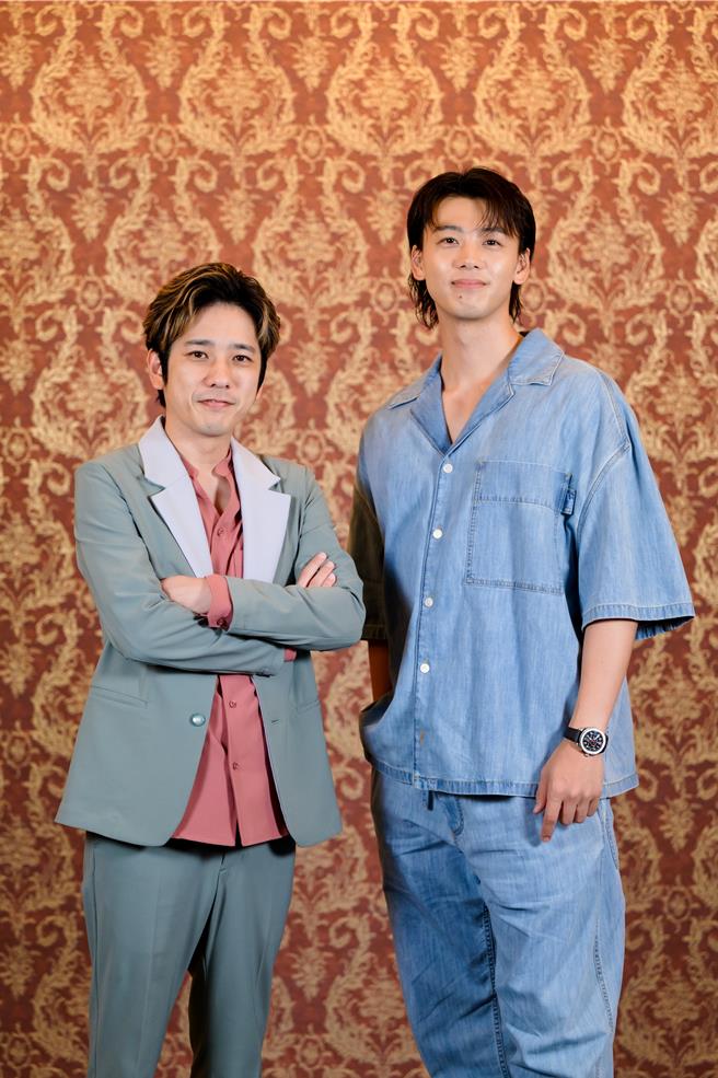 二宫和也（左）与竹内凉真暌违5年登台，一下机立刻把握时间品嚐美食。（大鸿艺术提供）