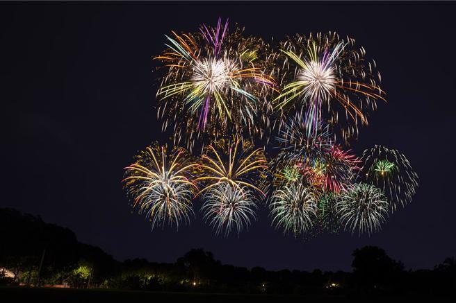 2024國慶焰火今晚（13日）在雲林虎尾高鐵特定區試放3分鐘約1200發的4吋焰火，周邊虎尾鎮、二崙鄉、西螺鎮民眾處先睹為快。（袁庭堯攝）