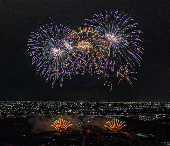 軍備局今晚在雲林高鐵特定區試放4吋的國慶焰火，煙火五斑斕，有國家喜慶之感。（雲林縣府提供）