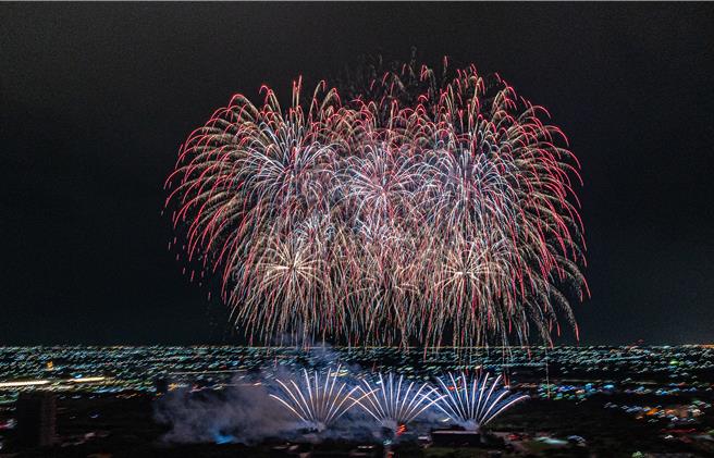 軍備局今晚在雲林高鐵特定區試放4吋的國慶焰火，煙火五斑斕，有國家喜慶之感。（雲林縣府提供）