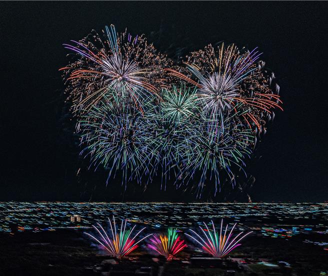 軍備局今晚在雲林高鐵特定區試放4吋的國慶焰火，煙火五斑斕，有國家喜慶之感。（雲林縣府提供）