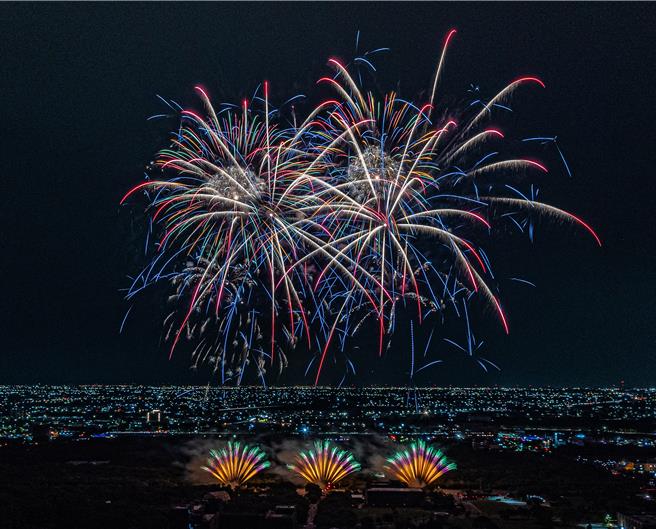 軍備局今晚在雲林高鐵特定區試放4吋的國慶焰火，煙火五斑斕，有國家喜慶之感。（雲林縣府提供）