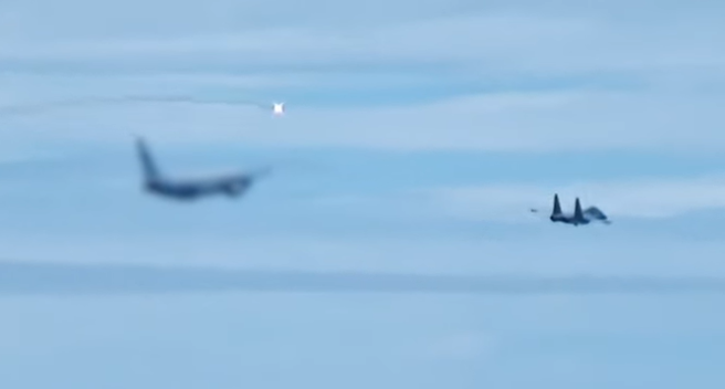 大陆央视近日上传一段共军战机动用热焰弹驱逐「不明外机」的影片，详细记录歼-16战机（右）与外机（左）交手的过程。（图 / 撷取自央视军事YouTube）