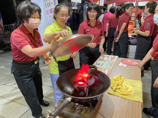 台北市消防局為紀念921大地震25週年，於9月13日晚上6點至9點在艋舺清水巖祖師廟舉辦「新起里中秋慶團圓」暨「臨『震』不亂 119安全守護你」社區防災園遊會。（圖消防局提供／簡銘柱翻攝）