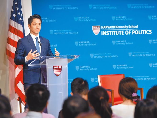 台北市长蒋万安于美国时间9日受邀在哈佛大学甘迺迪学院演讲，妙语如珠形容民主之于台北市民就像是麻辣锅。（台北市政府提供／丁上程台北传真）