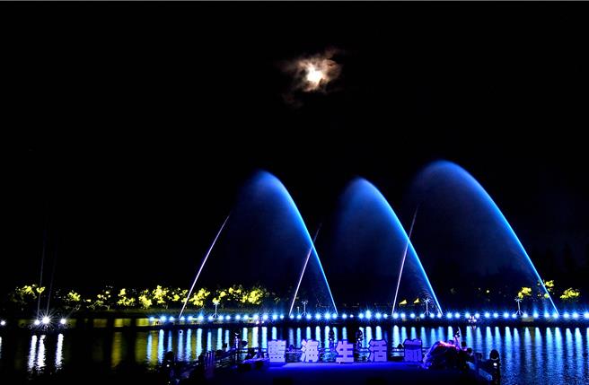 台东蓝海生活节水舞展演。（蔡旻妤摄）