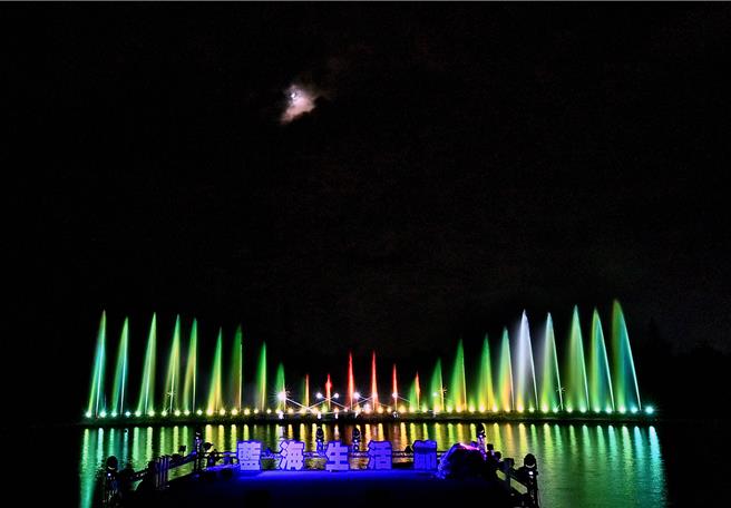 台东蓝海生活节水舞展演。（蔡旻妤摄）