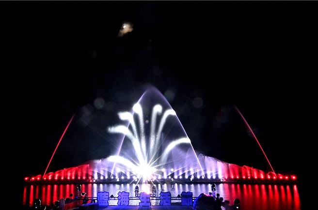 台东蓝海生活节水舞展演。（蔡旻妤摄）