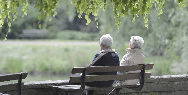 9/21国际失智日正视照护问题，国寿推「满福宝利率变动型终身保险」，完善保障。图／美联社