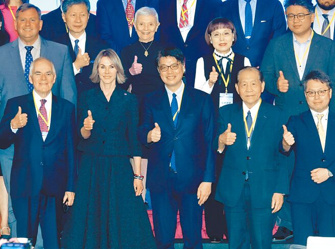 国防安全研究院12日举行「2024台北安全对话」，陆委会主委邱垂正（前排左三）、国防安全研究院董事长霍守业（前排右二）与来宾合影。（郭吉铨摄）