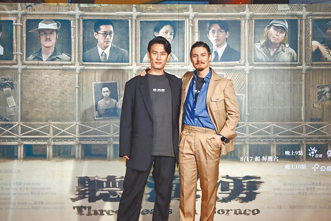 《听海涌》主演周厚安（左）、日本演员冢原大助8月13日出席首映记者会。（公视提供／林淑娟台北传真）