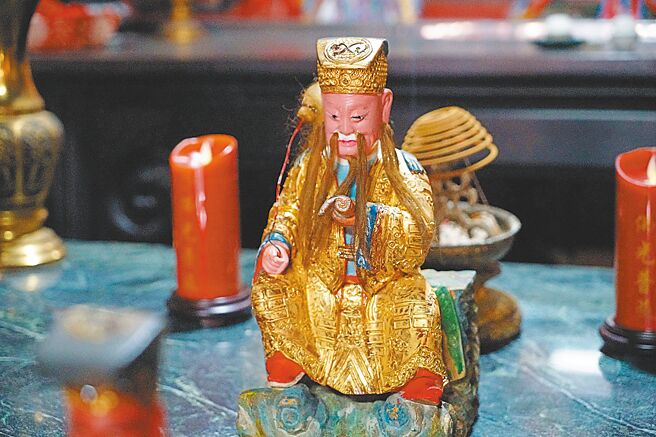 宜兰市城隍庙鬼谷子神像被偷还掉包成吕洞宾，庙方12日发现有人归还鬼谷子，但神像脸部被上漆。（李忠一摄）