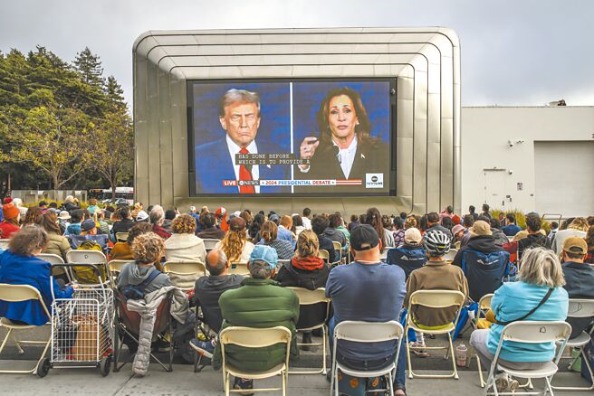 据民调机构统计，民主党总统候选人贺锦丽与共和党总统候选人川普10日的首次电视辩论会吸引逾6700万位观眾。（美联社）