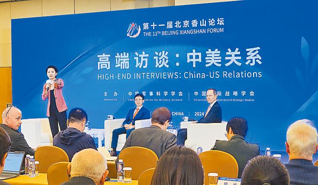 第11届北京香山论坛12日至14日举行，首日高端访谈的中美关系环节，復旦大学国际问题研究院院长吴心伯（中）与曾任美国国务院中国协调员、副助理国务卿的华自强（右），针对台湾问题犀利交锋。（蓝孝威摄）