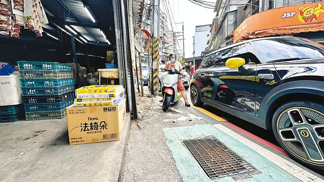 新北市汐止區橫科路寬度僅約6米，汽機車會車困難，甚至出現人車爭道。（議員張錦豪提供／高鈞麟新北傳真）