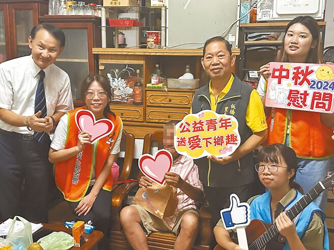 财团法人蔡衍明爱心基金会执行长蔡绍云（左二）12日亲赴新北市板桥区关怀弱势家庭，致赠中秋礼金及物资。（高钧麟摄）