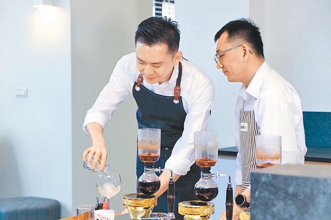 新竹縣竹北市公所將於22日與28日舉辦「打開公所」活動，市長鄭朝方（左）12日展示城市公共空間的活化潛力。（竹北市公所提供／邱立雅竹縣傳真）