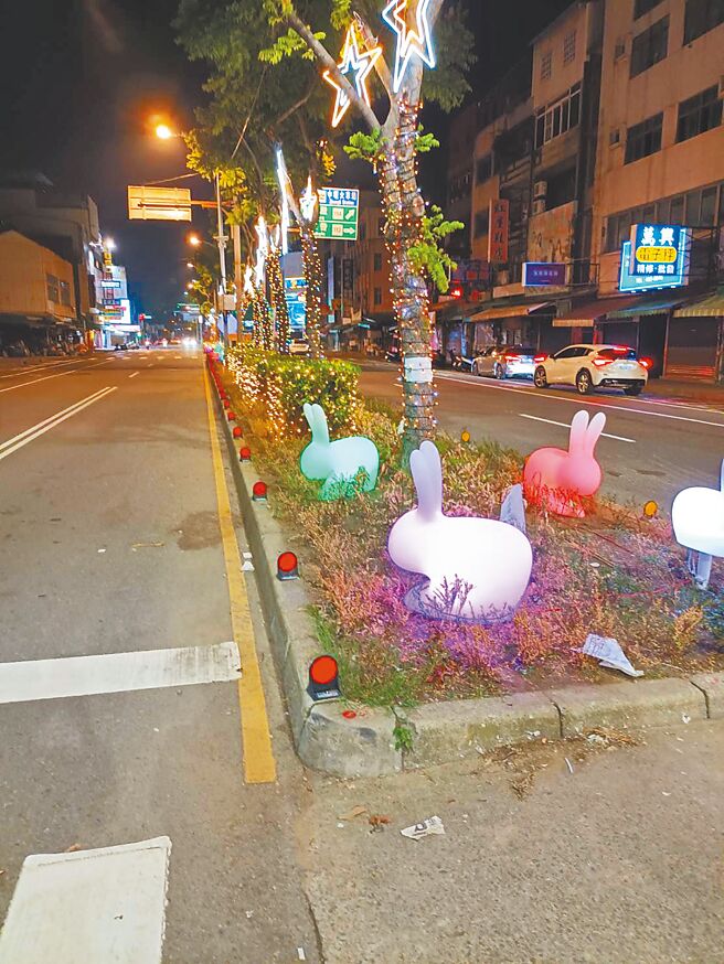 桃園市中壢區新明市場整頓美化，明德路分隔島以兔子、月亮等中秋元素為主題。（桃園市經發局提供／廖姮玥桃園傳真）