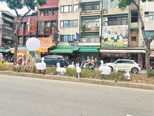 桃園市中壢區新明市場整頓，近日已完成中央分隔島美化工程，夜晚也悄悄點燈，照亮明德路。（廖姮玥攝）