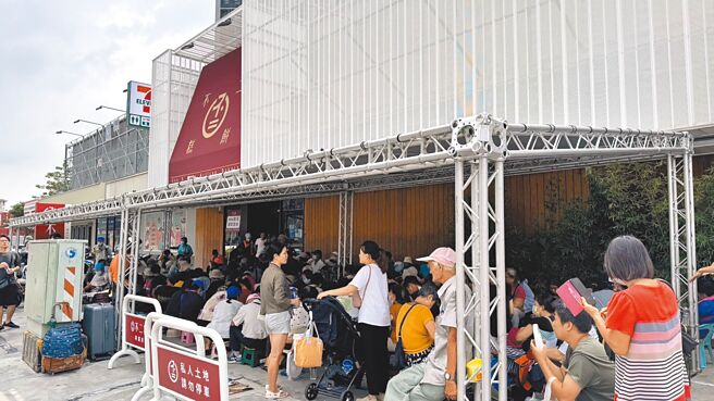 台中排队名店「不二糕饼」不受网路爆料影响，现场仍有许多民眾排队要买蛋黄酥。（冯惠宜摄）