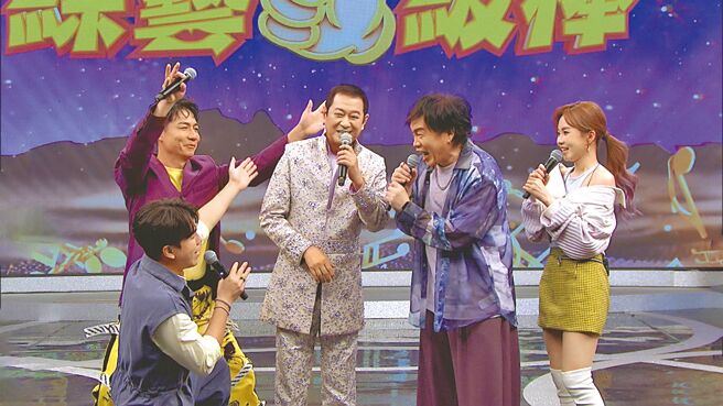 许志豪（左一）、陈随意（左二）、康康（右二）、杜忻恬（右）开心欢迎蔡小虎到来。（中视提供）