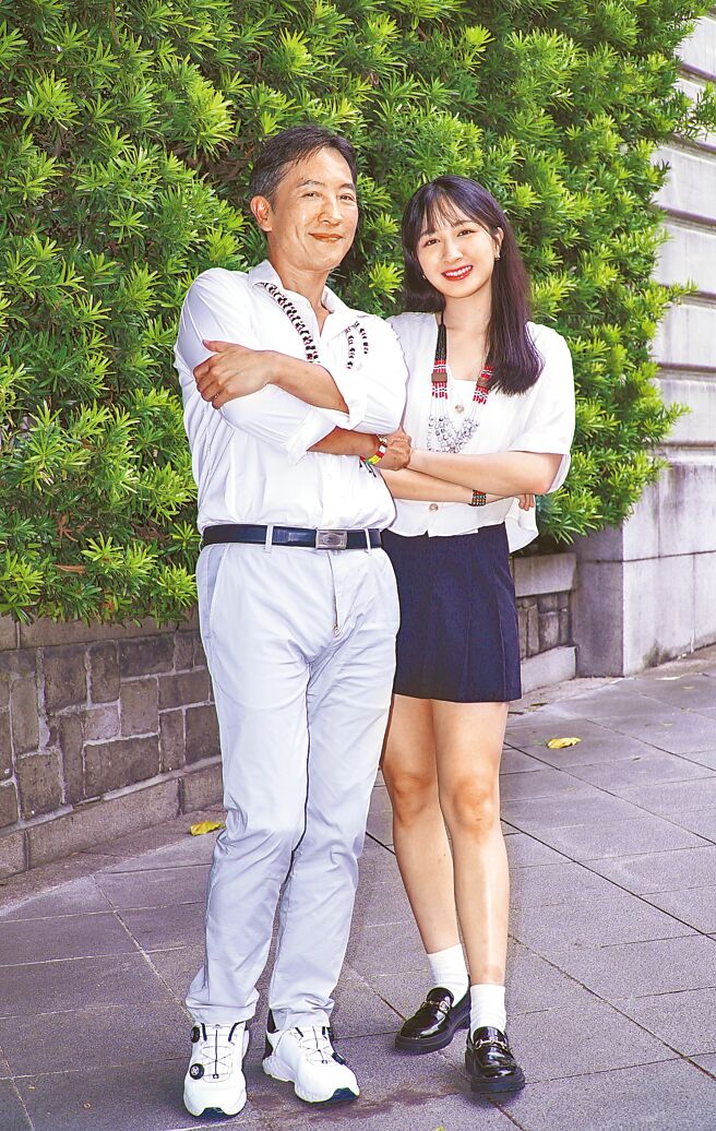 于冠华（左）12日和女儿于齐薇一同出席记者会。（罗永铭摄）