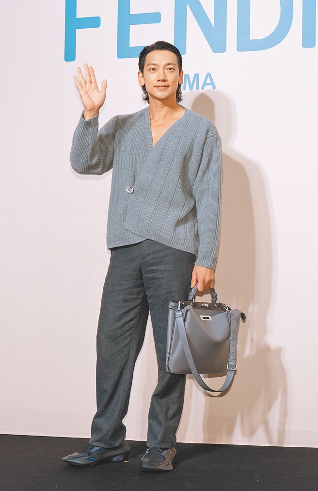 Rain出席FENDI Taiwan Diamond Towers开幕活动，开心向粉丝问好。（吴松翰摄）