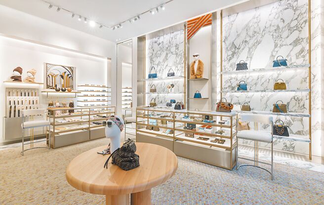 FENDI台北新光三越Diamond Towers精品店内陈列。（FENDI提供）
