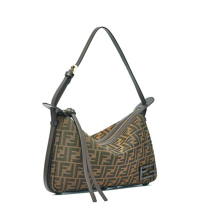 FENDI Simply FENDI可调节式肩背包（中），9万3400元。（FENDI提供）