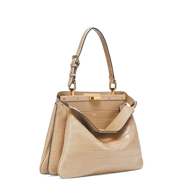 FENDI Diamond Towers独家限定，珍稀鱷鱼皮革Peekaboo Soft（中），132万元。（FENDI提供）