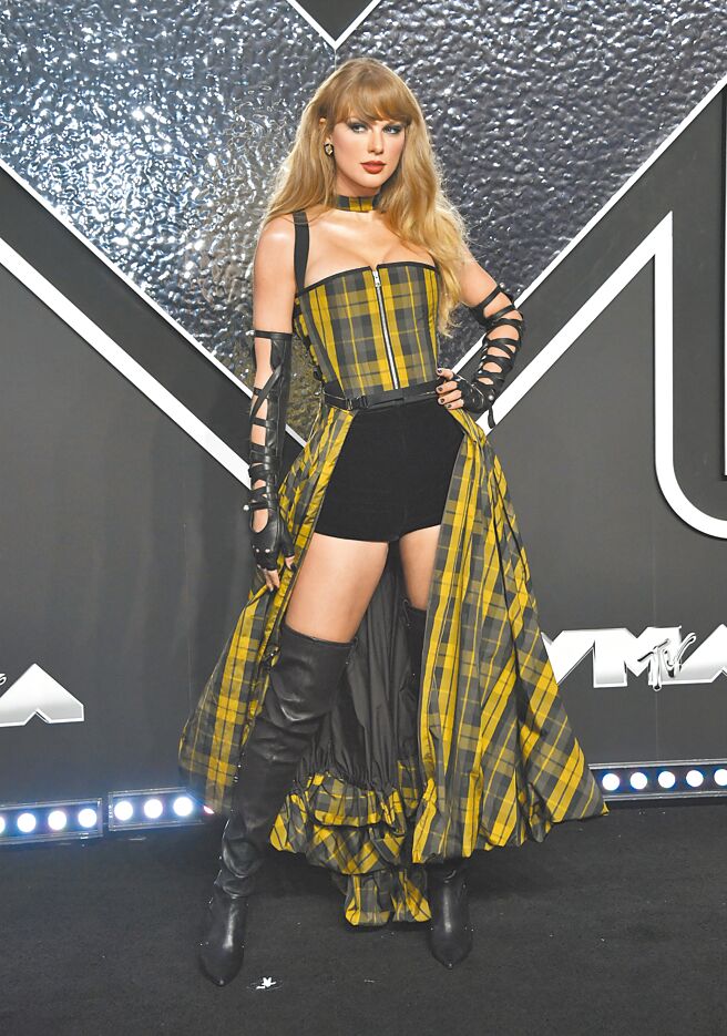 泰勒絲以一身Dior Tartan格紋洋裝現身，符合她鄉村小天后的身分。（美聯社）