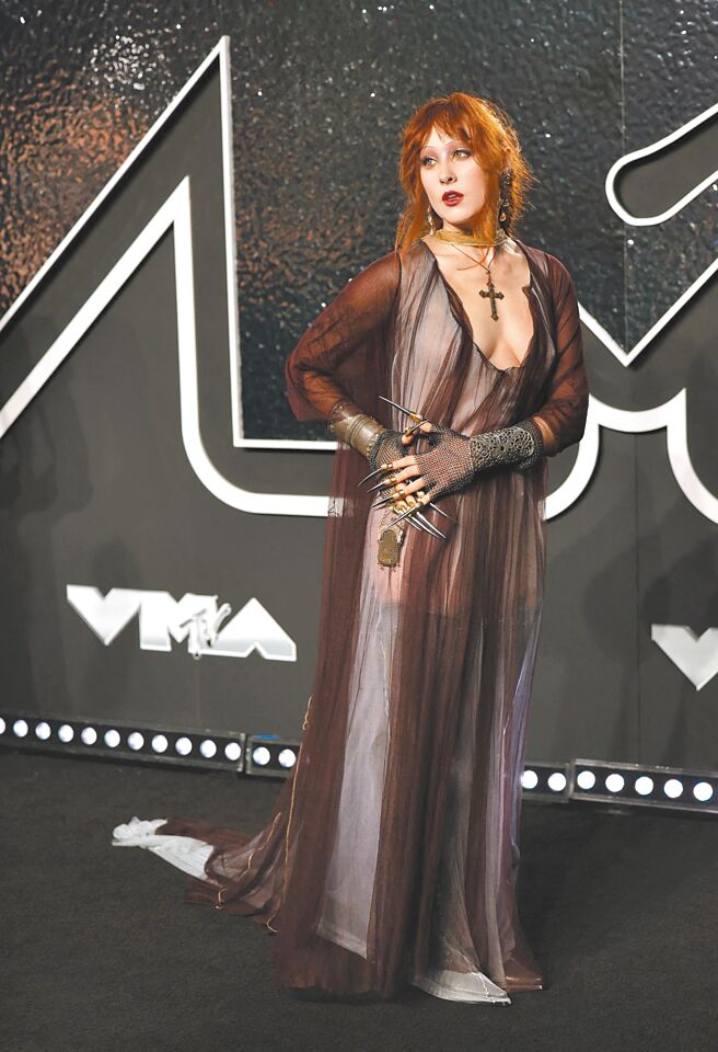 查普爾羅恩的造型全場最拉風，聖女貞德造型看來是要再打一場英法百年戰爭。（路透）