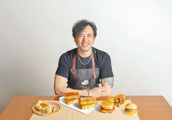 路易莎董座黄铭贤亲自调配「活力满点早餐派对」8款主餐。（路易莎提供）