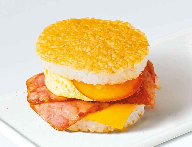 路易莎「培根欧姆蛋米堡」以台湾好米制作再夹入培根、起司等美味。（路易莎提供）