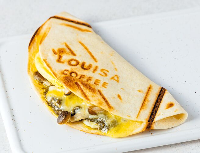 路易莎「青酱野菇口袋欧姆蛋」蕈菇与罗勒香气迷人。（路易莎提供）