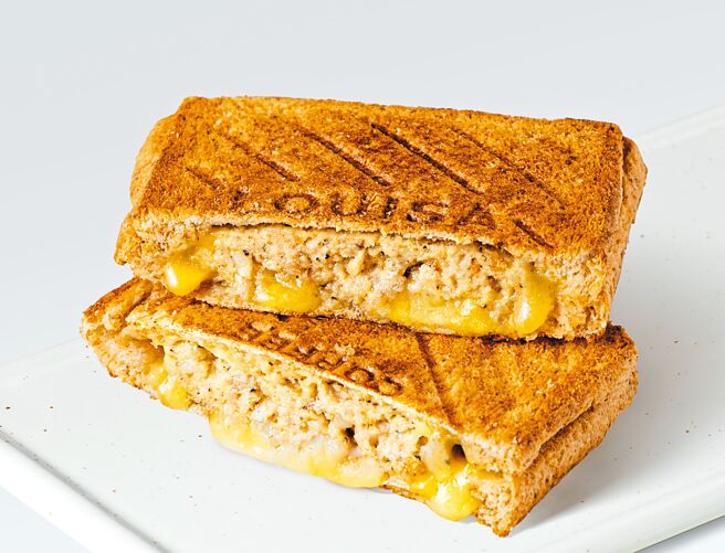 路易莎「麦香猪肉砖压」肉汁丰富、口感绝佳。（路易莎提供）